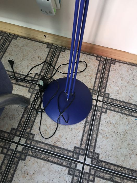 Lampa stojąca podłogowa w kolorze niebieskim z białymi kloszami