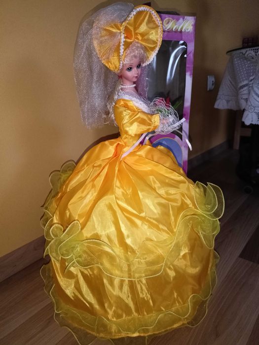 Lalka Pozytywka w żółtej sukni