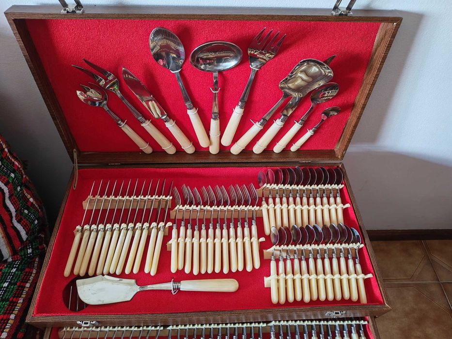 Complete Chrome Flatware Set 1810492678944109383682