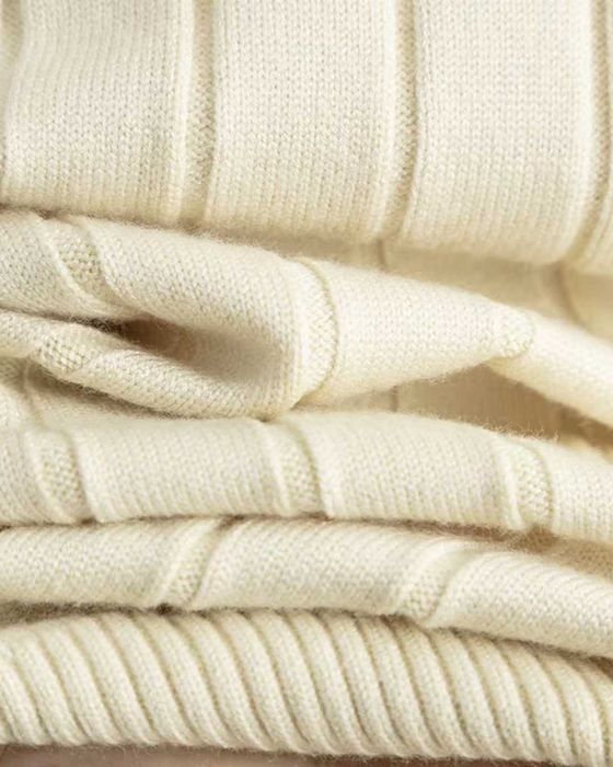 Продам стильний жіночий костюм із в’язаного трикотажу: светр + штани.