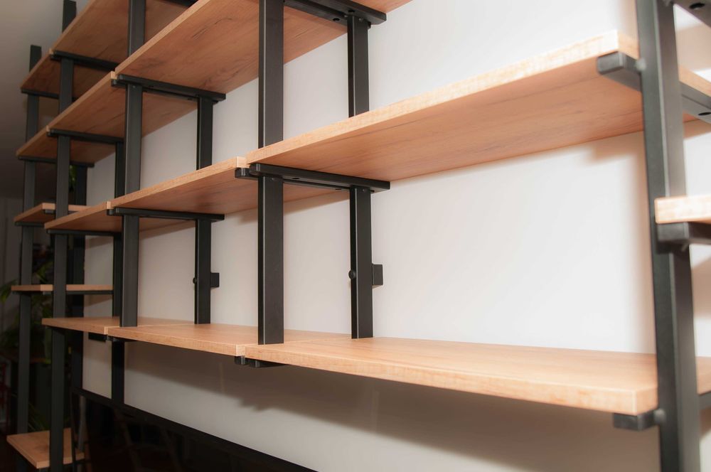 Meble loftowe, zabudowy regały typu loft