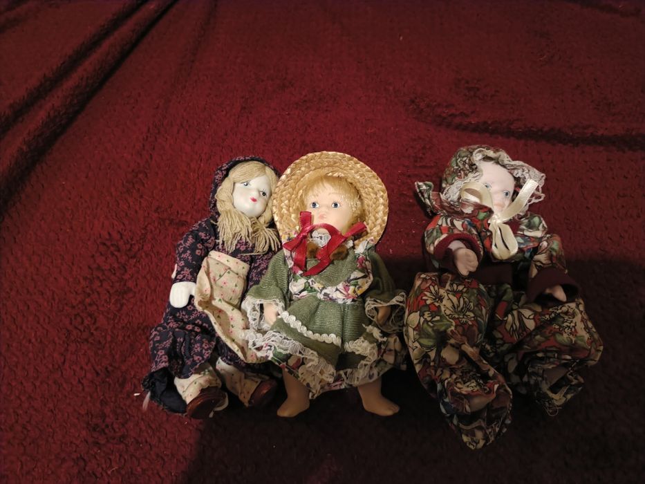 Três  Bonecas de porcelana vintage
