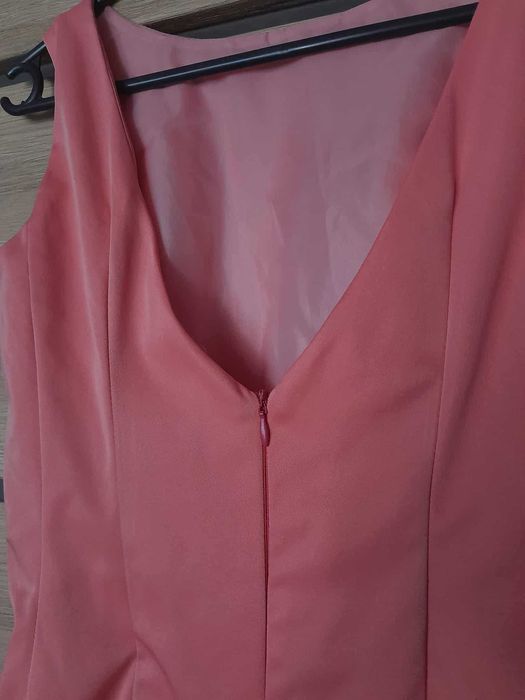 Różowa sukienka koktajlowa