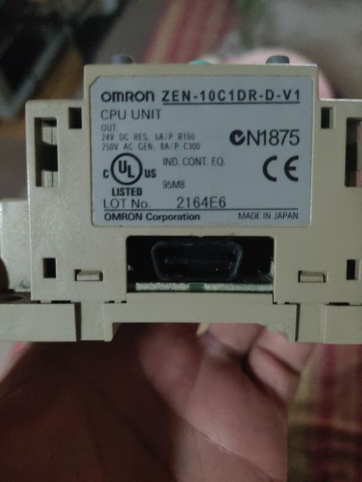 PLC Omron com módulo de saídas.