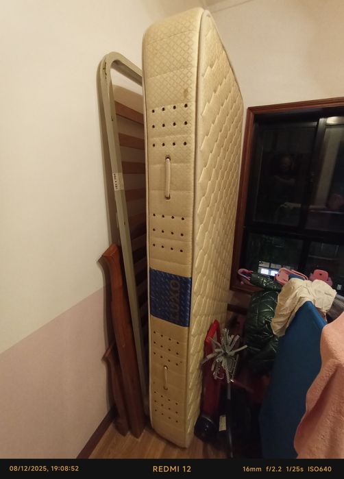 Cama de solteiro com colchão semi novo