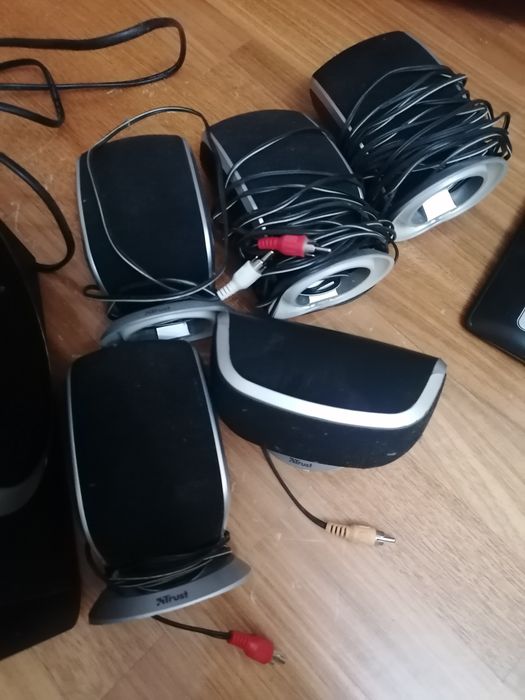 Vendo sbufer com colunas, teclado e rato