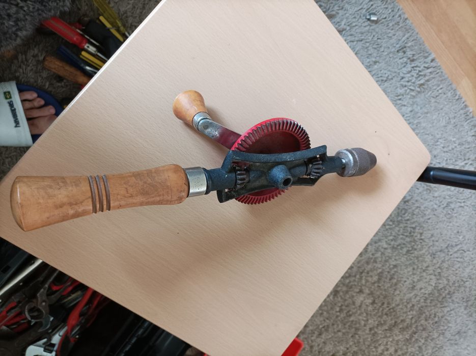 Ferramentas, chaves inglesas, de fendas etc.