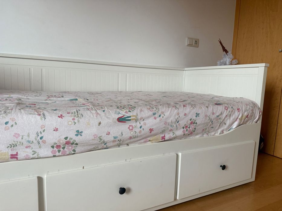 Cama Hemnes com 3 gavetas