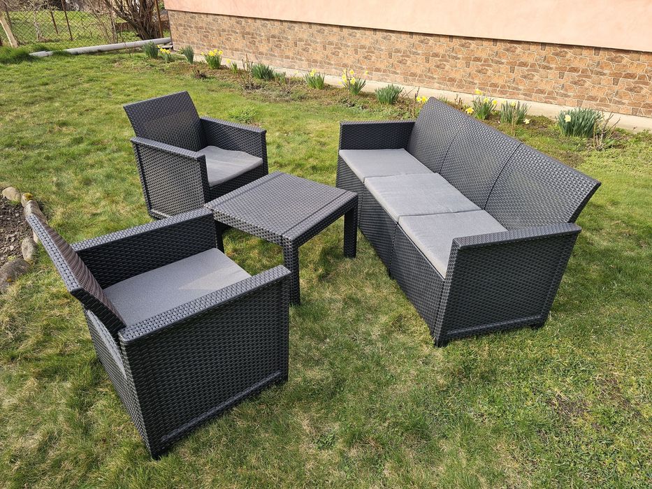 Садові крісла з ротангу