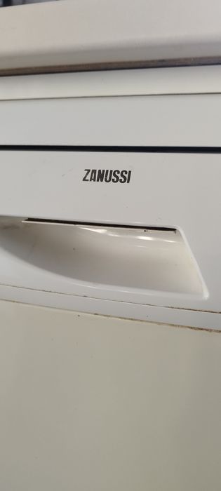 Máquina lavar louça Zanussi ZDF100 usada