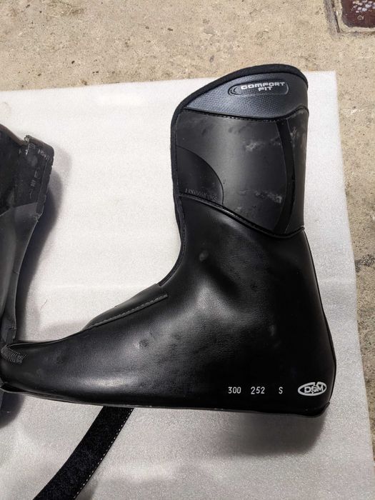 Narciarskie buty, kijki, kaski, gogle oraz ubrania