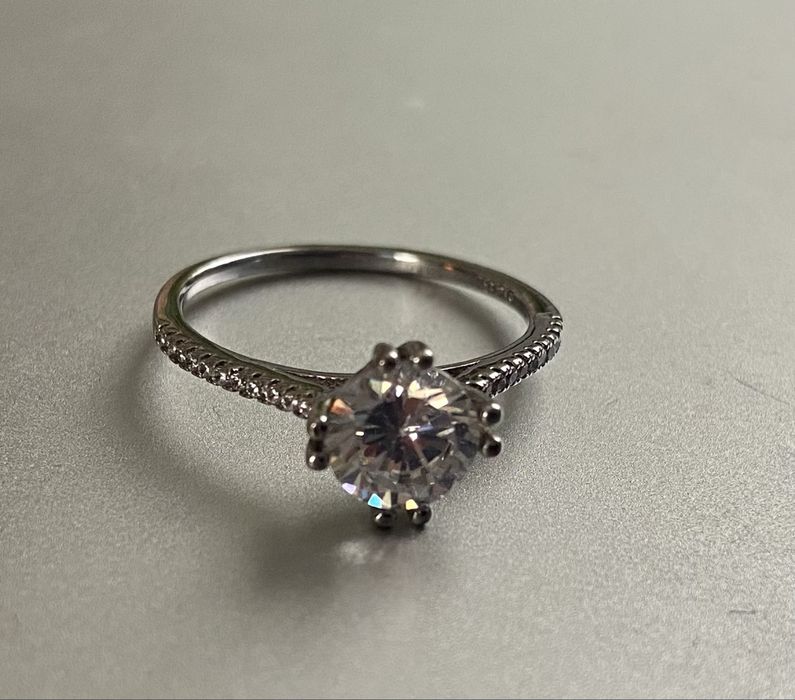 Заручальна обручка з срібла з фіанітами