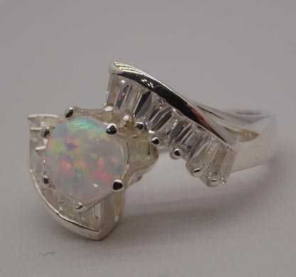 Srebrny pierścionek naturalny opal i cyrkonie R.12.