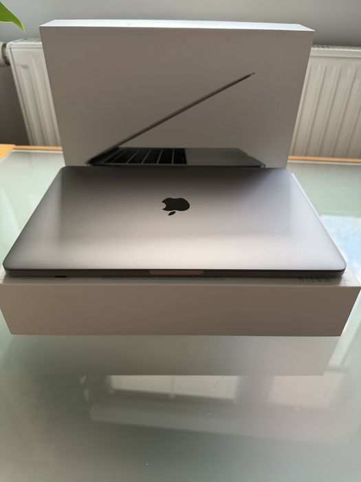 Macbook pro 13 inch 256 gb 8 gb ram intelcore i5
