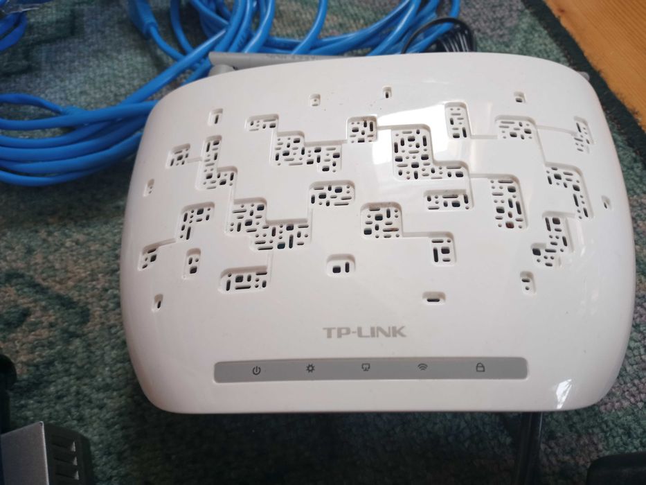 Zestaw kabli ethernet i routery