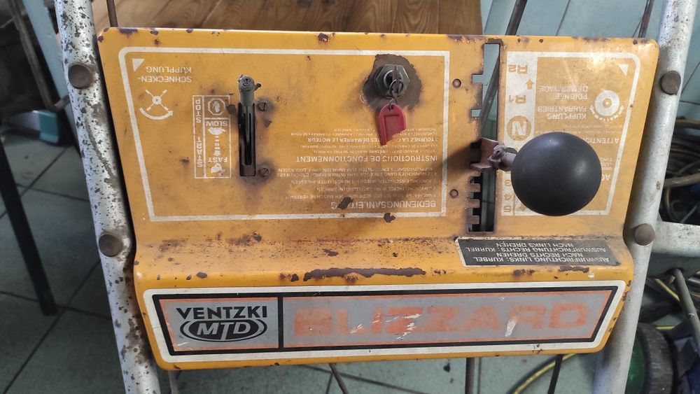 Снегоуборщік. Снегоуборочна.