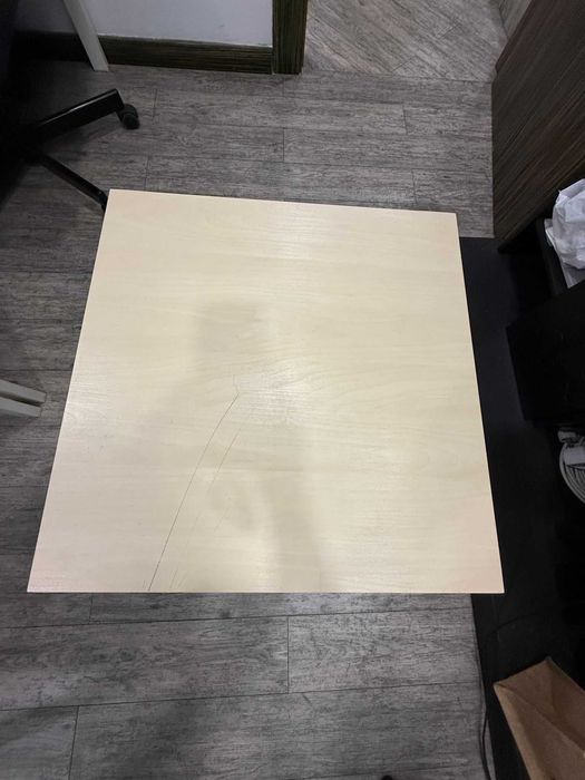 Small table for sale, pickup available at Parque das Nações64297938841987120