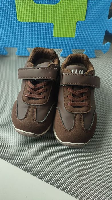 Кроссовки шоколадного цвета. 27р