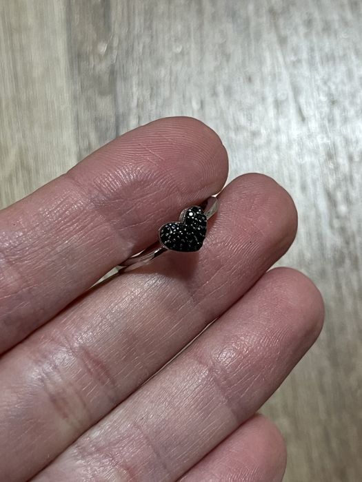 Srebrny pierścionek z czarnym sercem