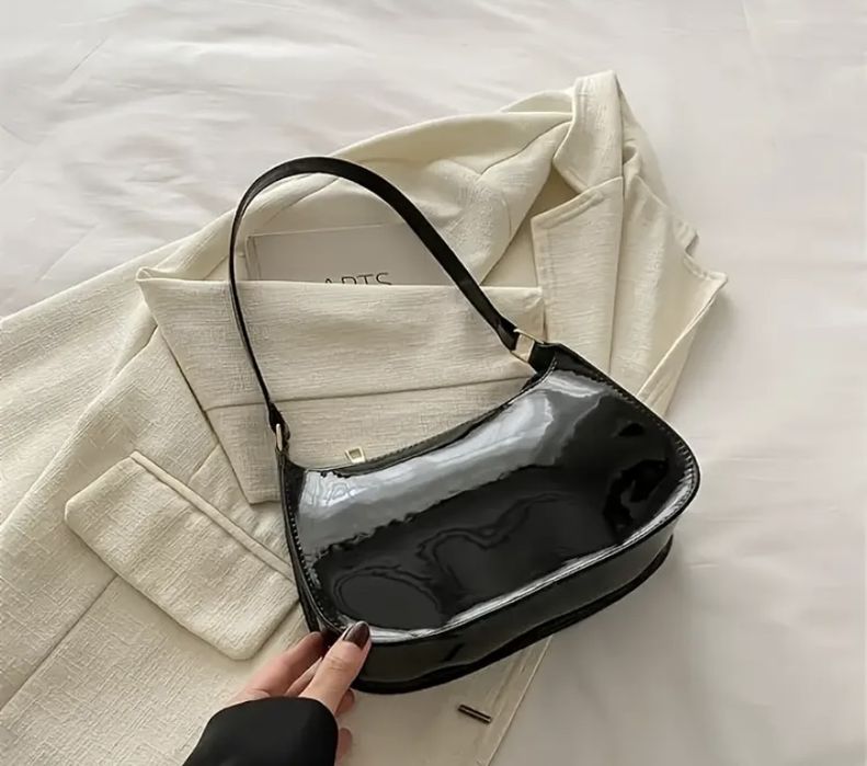 Чорна лакова сумка