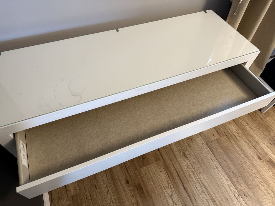 Biała toaletka z serii malm Ikea