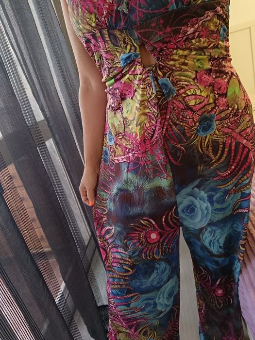 Macacão colorido e decotado de verão. Muito fresco. Usado