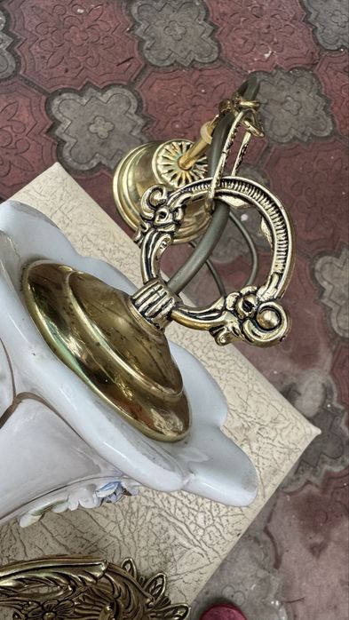 Люстра фарфоровая с бронзой, стекло матовое фигурное, Италия