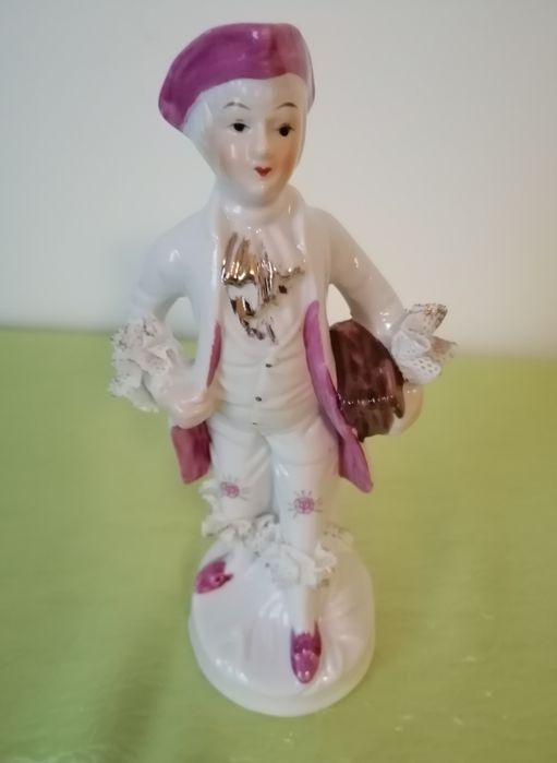 Estatueta Vitoriana de porcelana colonial.