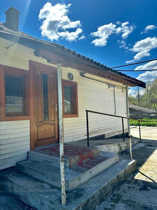 Продаж будинку . Площа 80 м.кв. Ділянка 10 с. Комунікації. Генератор
