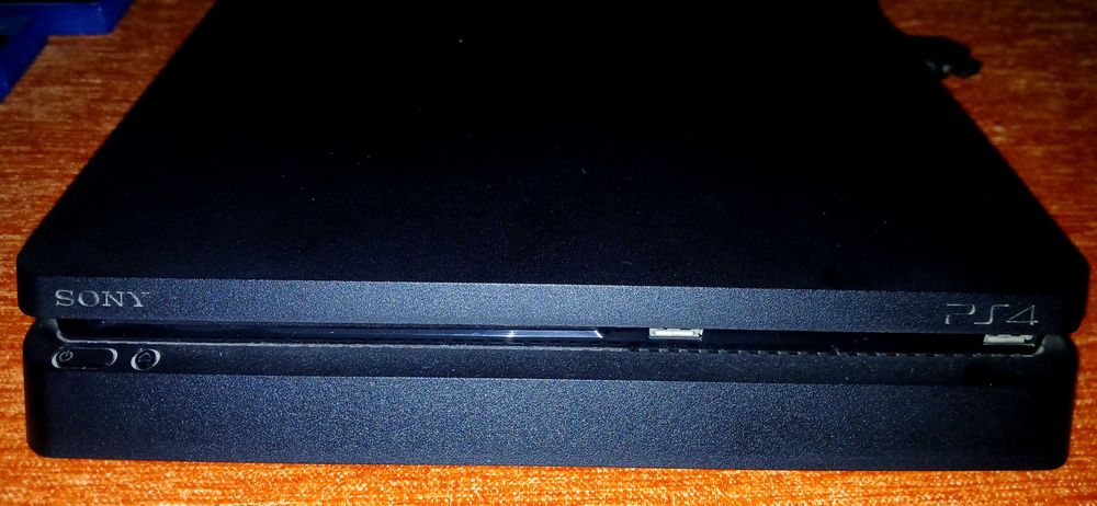 Ps4 slim + 4 jogos + 2 cabos, quase não usada