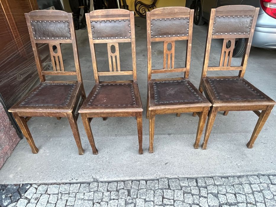 Drewniane krzesła z czasów międzywojennych