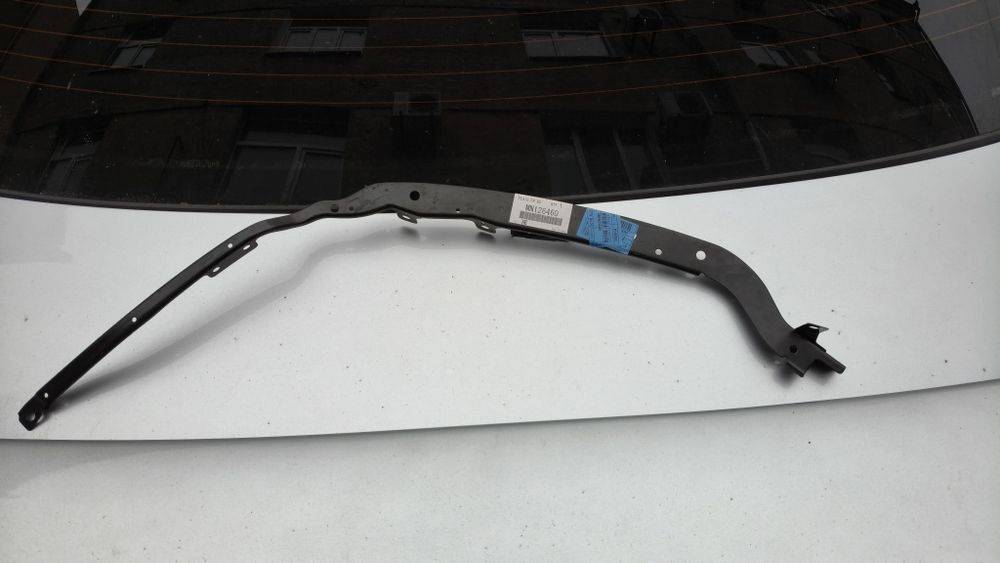 Левая направляющая переднего бампера Mitsubishi Lancer 9. MN 126460.