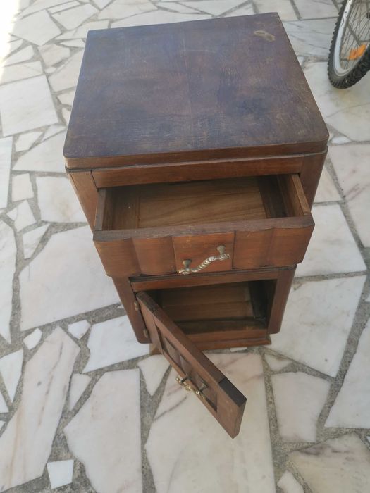Mesa de cabeceira antiga.