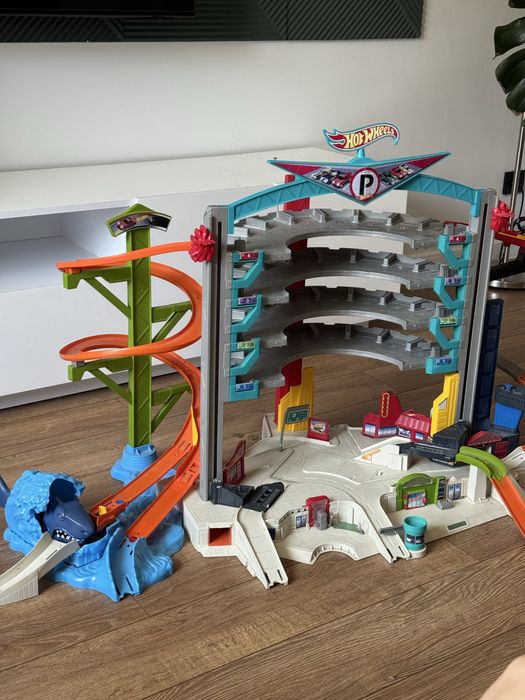 Величезний мега трек hot wheels