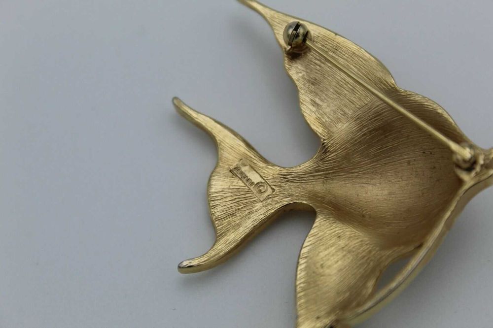 Pregadeira banhada ouro 18 K Crown Trifari by Alfred Philippe