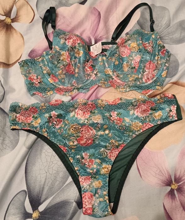 Комплект белья( лиф + трусики)