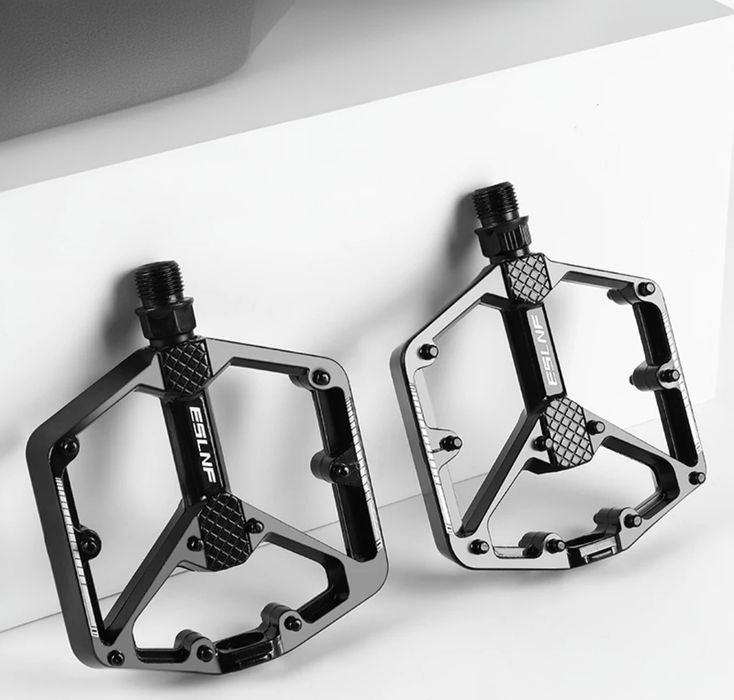 Nowe, zapakowane pedały rowerowe z pinami