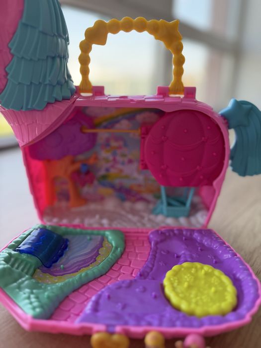 ігровий набір Polly Pocket "Святкова вечірка єдинорогів" (модель HYD96), виконаний у формі яскраво-рожевої піньяти з бірюзовою гривою