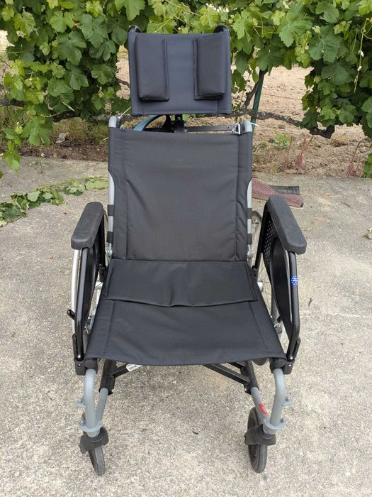 Cadeira de rodas com apoio cabeça