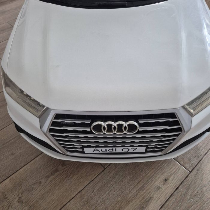 Електромобіль Audi Q7