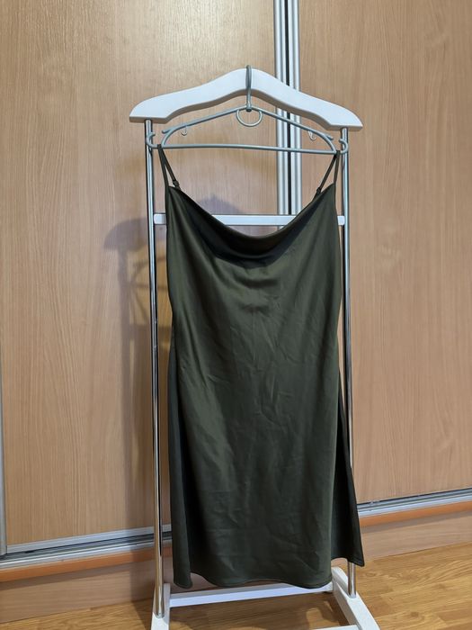 Зелена атласна сукня Stradivarius