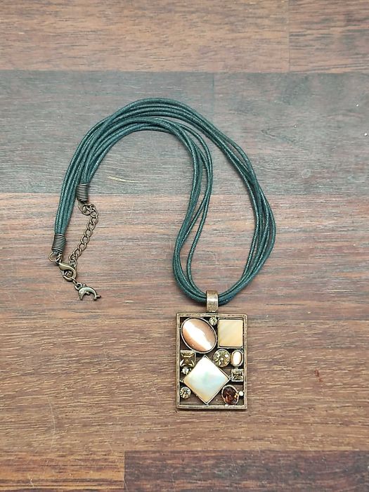 Miedziana zawieszka na czarnym rzemyku vintage