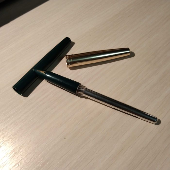 Ручка с золотым закрытым пером