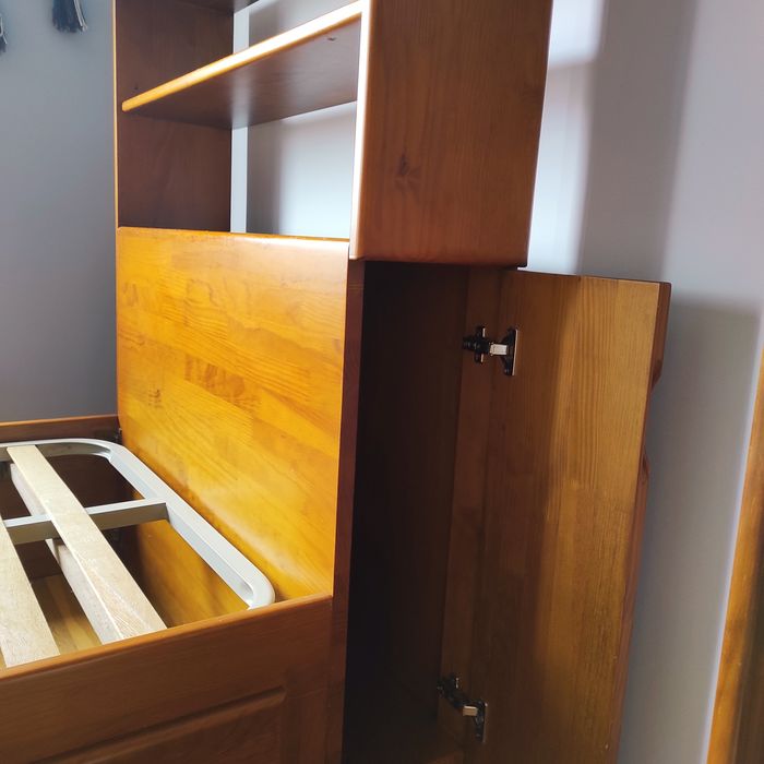 Cama solteiro em pinho mel com colchão