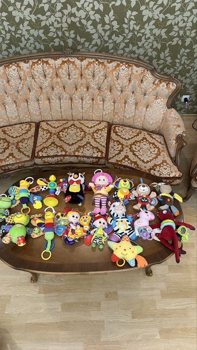 Це м'які іграшки -підвіска Lamaze