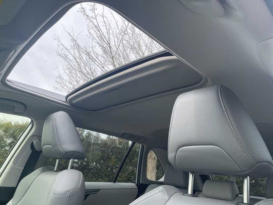 Toyota RAV4 Hybrid XLE Premium      2024