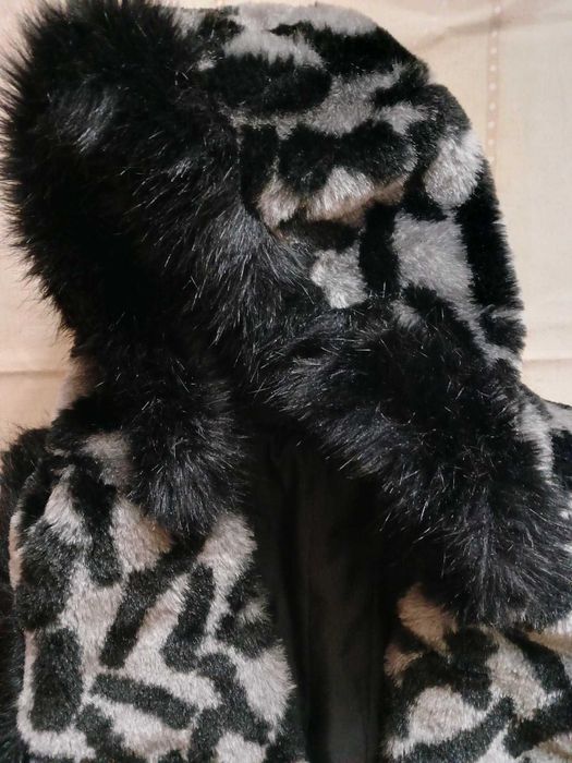 Дуже гарна та тепла жіноча жилетка 54 розміру. Нова! Недорого!