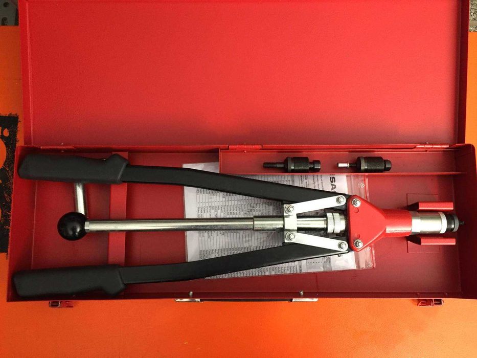 Rebitadora de porcas de cravar