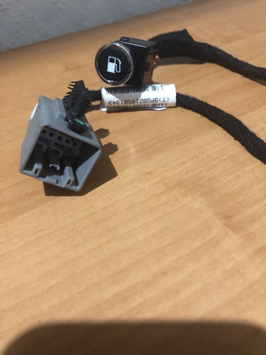 Кнопка лючка бензобака dodge jeep chrysler з проводкою 68165492AB