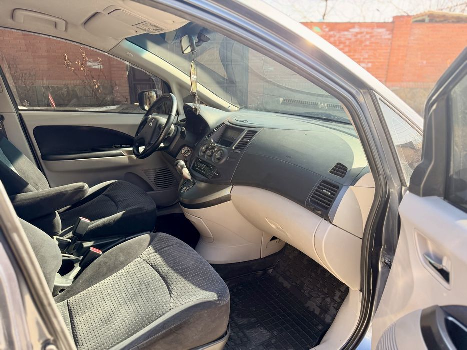 Mitsubishi GRANDIS 7 Мест Автомат